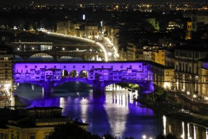 Firenze, Ponte Vecchio illuminato di Viola per la festa dei 90 anni della Fiorentina 2016-08-28 © Niccolo' Cambi/Massimo Sestini