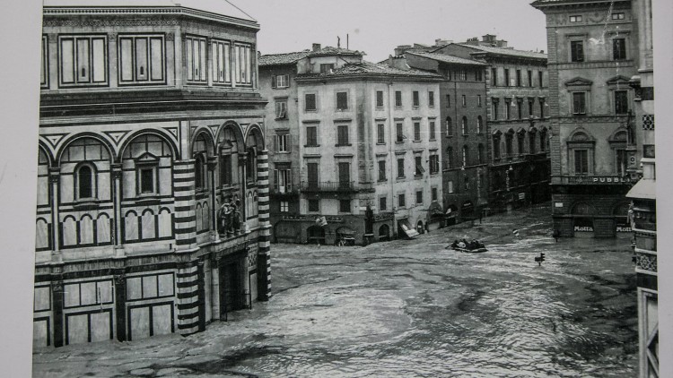 Cinquant’anni fa l’alluvione di Firenze. Anche la Fiorentina aiutò la città a ricominciare