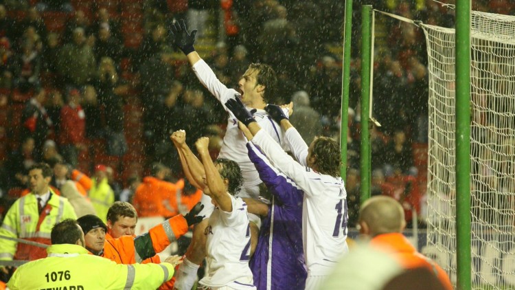 9 dicembre 2009: la Fiorentina espugna il tempio di Anfield e scrive la storia. Il video