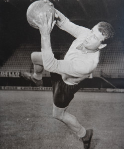 Coverciano, Giuliano Sarti, storico calciatore della Fiorentina con la quale vinse lo Scudetto e la Coppa nel 1955 , accanto alla maglia indossata nella partita Italia Austria (1-0) del 15/12/1963 a Torino, esposta al Museo del Calcio