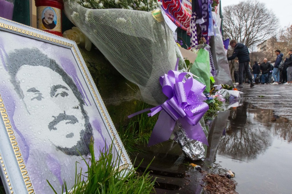 Firenze, striscioni e fiori portati dai tifosi per il decesso del capitano della Fiorentina Davide Astori fuori dallo Stadio Artemio Franchi 2018 03 05 © Niccolo' Cambi/Massimo Sestini