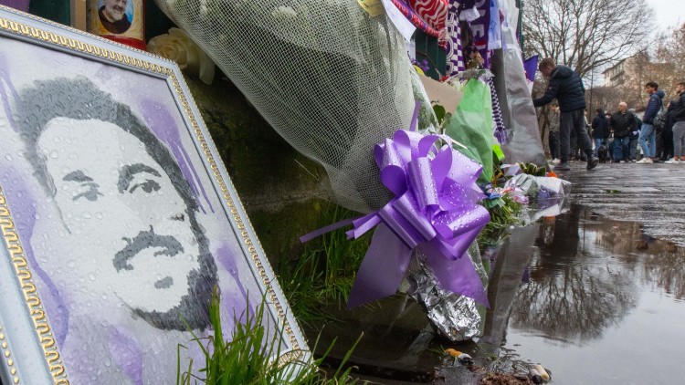 Striscioni e fiori portati dai tifosi per il capitano della Fiorentina