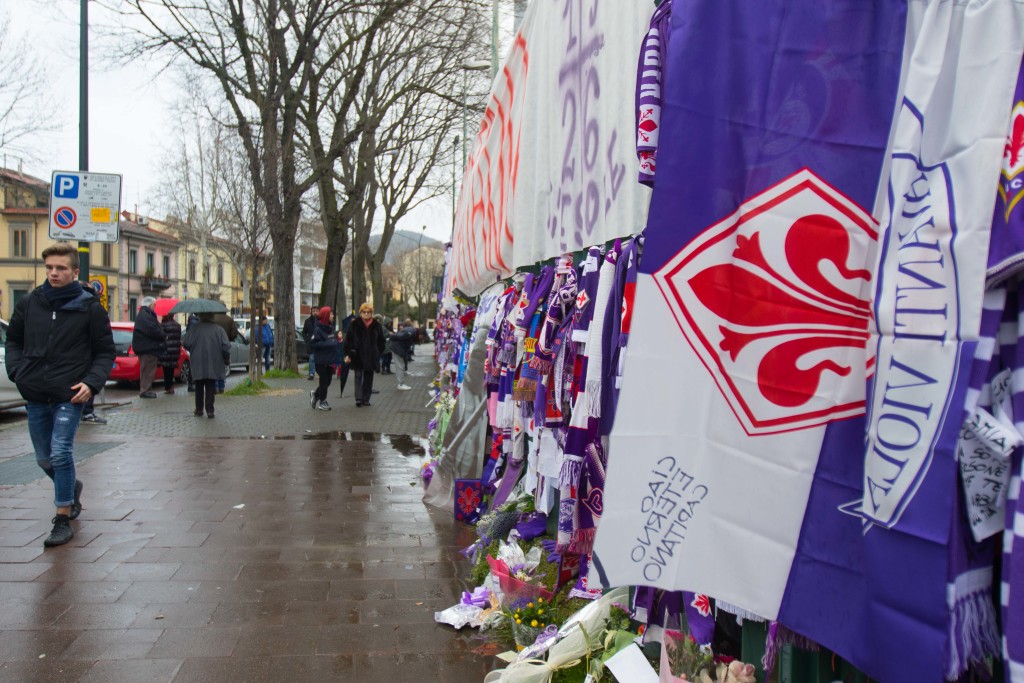 Firenze, striscioni e fiori portati dai tifosi per il decesso del capitano della Fiorentina Davide Astori fuori dallo Stadio Artemio Franchi 2018 03 05 © Niccolo' Cambi/Massimo Sestini