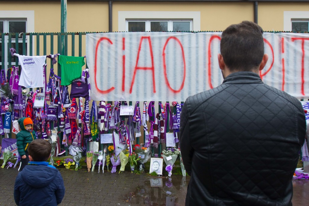 Firenze, striscioni e fiori portati dai tifosi per il decesso del capitano della Fiorentina Davide Astori fuori dallo Stadio Artemio Franchi 2018 03 05 © Niccolo' Cambi/Massimo Sestini