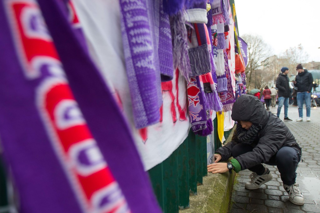 Firenze, striscioni e fiori portati dai tifosi per il decesso del capitano della Fiorentina Davide Astori fuori dallo Stadio Artemio Franchi 2018 03 05 © Niccolo' Cambi/Massimo Sestini