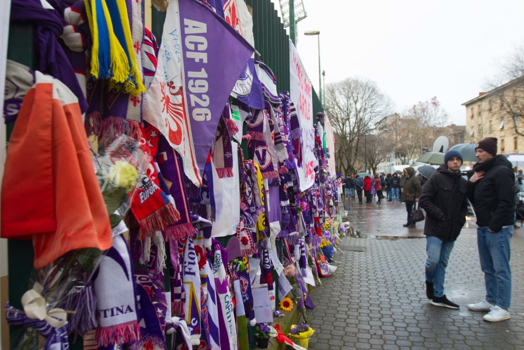 Firenze, striscioni e fiori portati dai tifosi per il decesso del capitano della Fiorentina Davide Astori fuori dallo Stadio Artemio Franchi 2018 03 05 © Niccolo' Cambi/Massimo Sestini