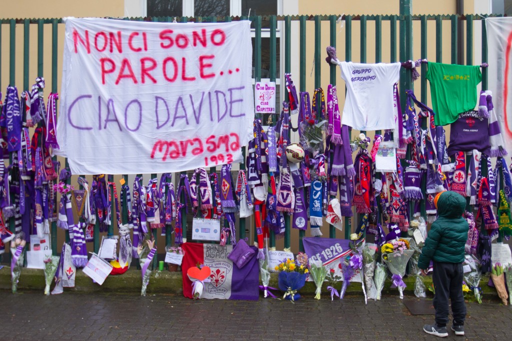 Firenze, striscioni e fiori portati dai tifosi per il decesso del capitano della Fiorentina Davide Astori fuori dallo Stadio Artemio Franchi 2018 03 05 © Niccolo' Cambi/Massimo Sestini