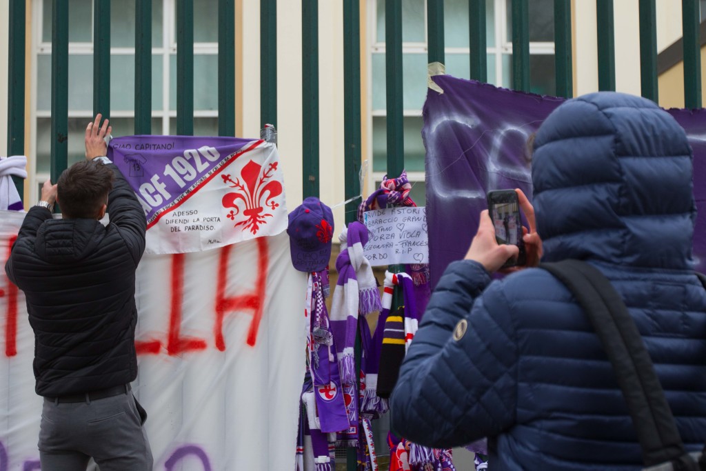 Firenze, striscioni e fiori portati dai tifosi per il decesso del capitano della Fiorentina Davide Astori fuori dallo Stadio Artemio Franchi 2018 03 05 © Niccolo' Cambi/Massimo Sestini