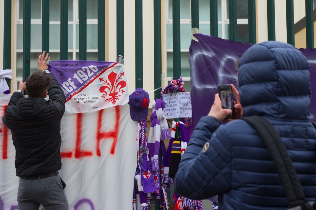 Firenze, striscioni e fiori portati dai tifosi per il decesso del capitano della Fiorentina Davide Astori fuori dallo Stadio Artemio Franchi 2018 03 05 © Niccolo' Cambi/Massimo Sestini