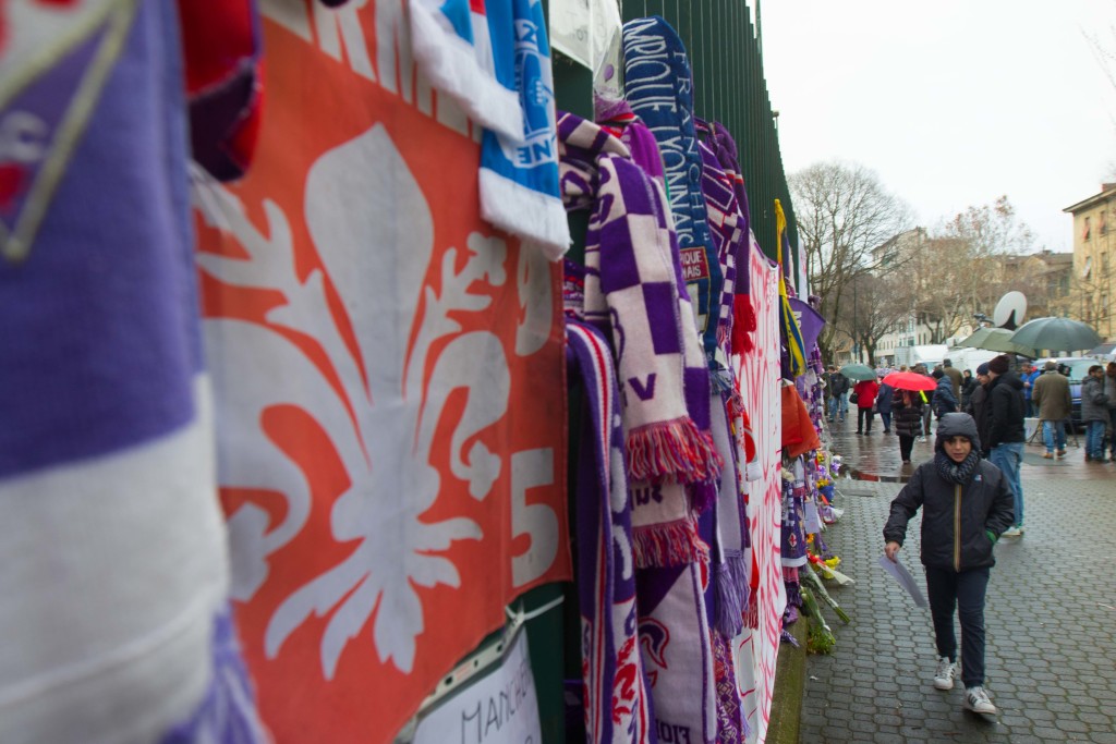 Firenze, striscioni e fiori portati dai tifosi per il decesso del capitano della Fiorentina Davide Astori fuori dallo Stadio Artemio Franchi 2018 03 05 © Niccolo' Cambi/Massimo Sestini