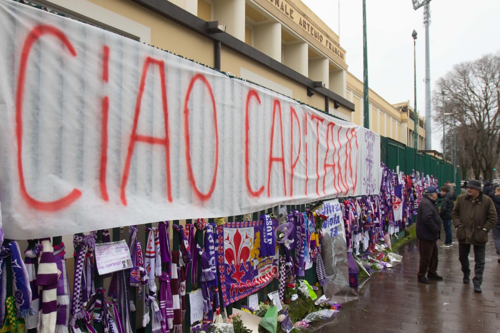 Firenze, striscioni e fiori portati dai tifosi per il decesso del capitano della Fiorentina Davide Astori fuori dallo Stadio Artemio Franchi 2018 03 05 © Niccolo' Cambi/Massimo Sestini