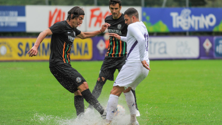 Fiorentina beffata al 90′ nel pantano. Veretout sbaglia un rigore. Scontri fra tifosi prima della partita